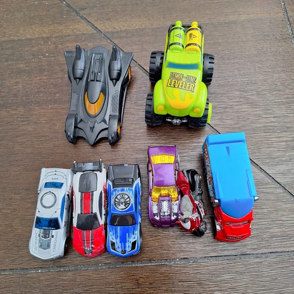 Lot Of 8 Cars Hot Wheels, Marvel, Batman, Sonic Various Dates - Picture 1 of 16